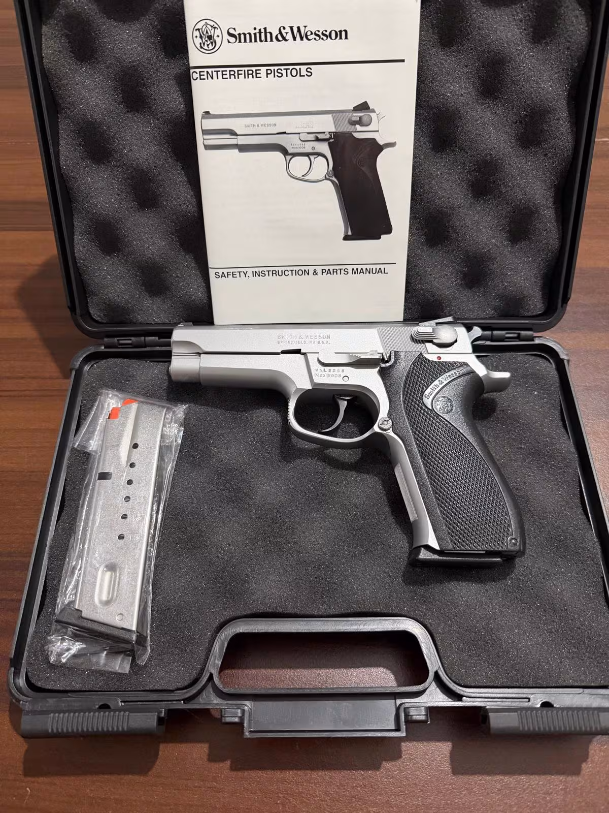 Yargı mensubunun koleksiyonundan Smith Wesson 5906 model silah.