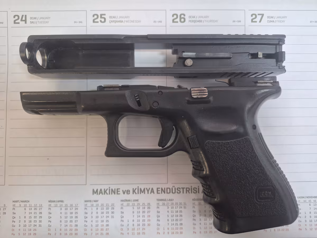 TEMİZ VE YEDEK ŞARJÖRLÜ GLOCK TABANCA
