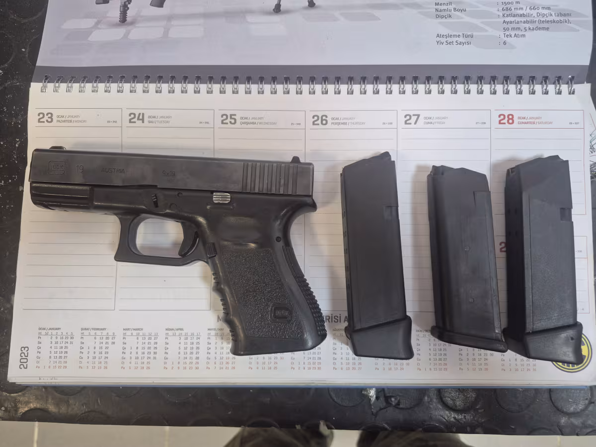 TEMİZ VE YEDEK ŞARJÖRLÜ GLOCK TABANCA