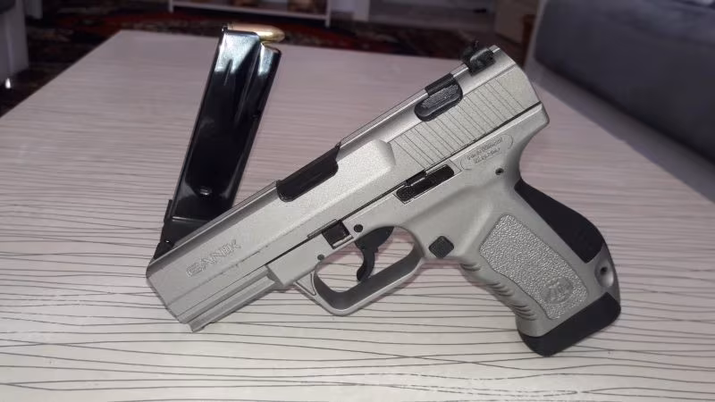 emniyet mensubundan sadece 50 mermi atılmış temiz bir tabanca