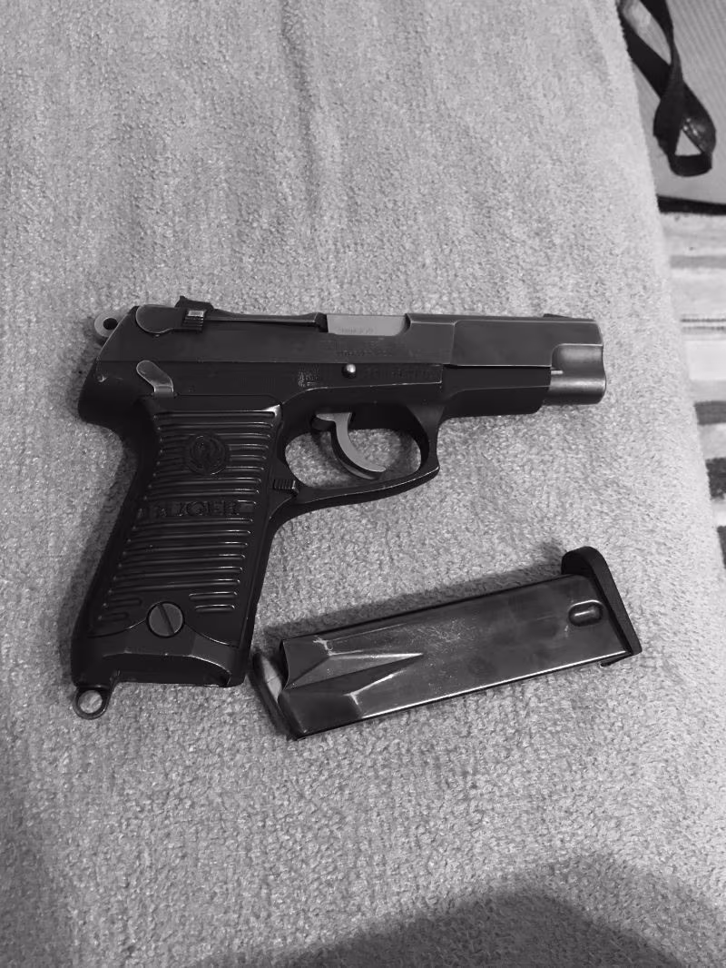 Emekli Polisten az kullanılmış yedek şarjörlü,hakiki deri kılıflı,dolu şarjörlü,temiz silah