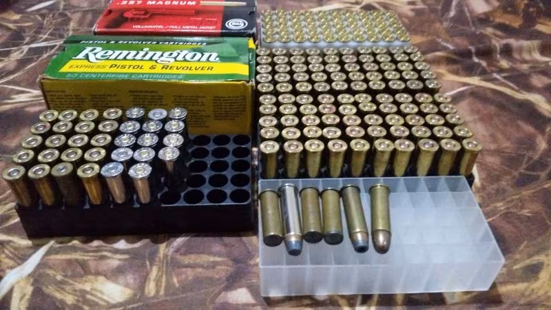 Acil satılık Fiyat düştü...!!!!                                           13.000TL. den 10.000TL.ye ve en son pazarlıksız 8.000 TL. Sıfır Ayarında Smith Wesson 66/3 modeli