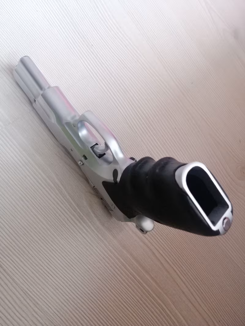 Emekli polis beylik silahı