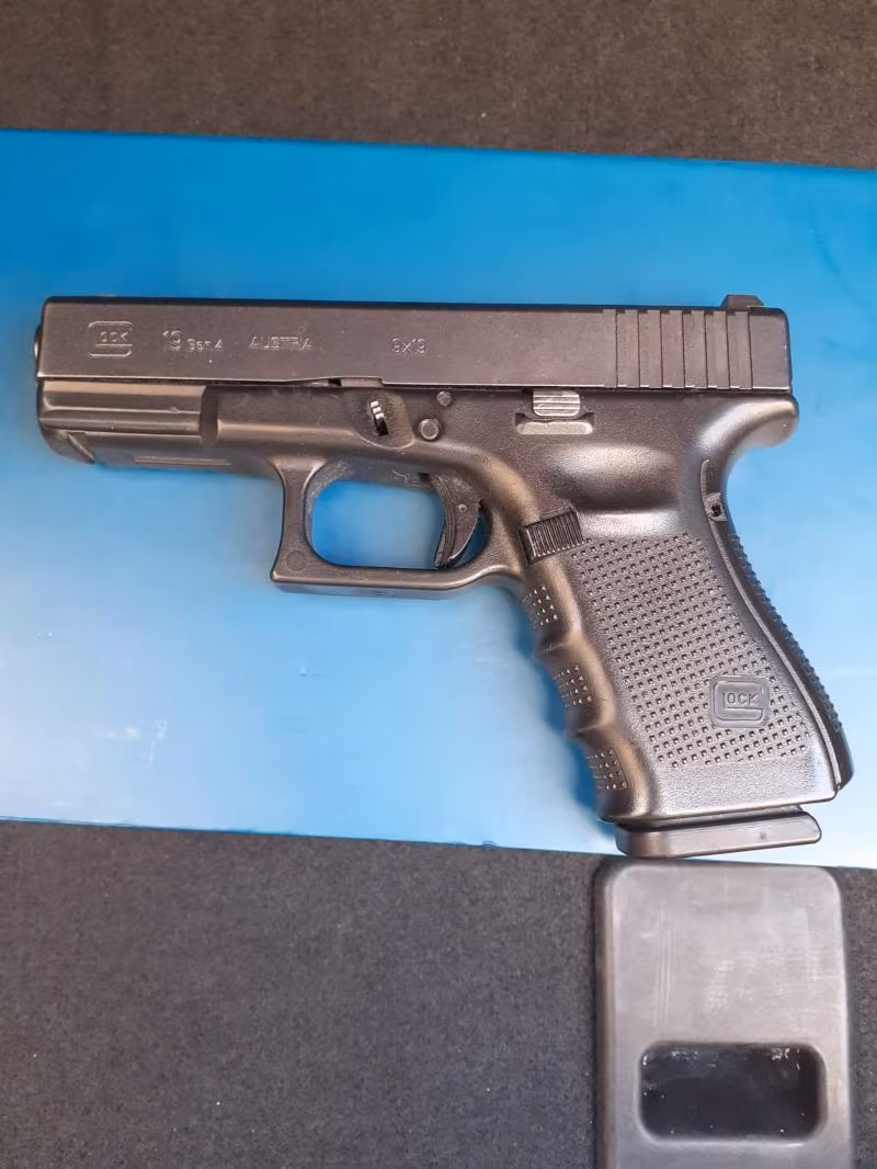 GLOCK 19 GEN4 TERTEMİZ SAHİBİNDEN ACİL SATILIK.