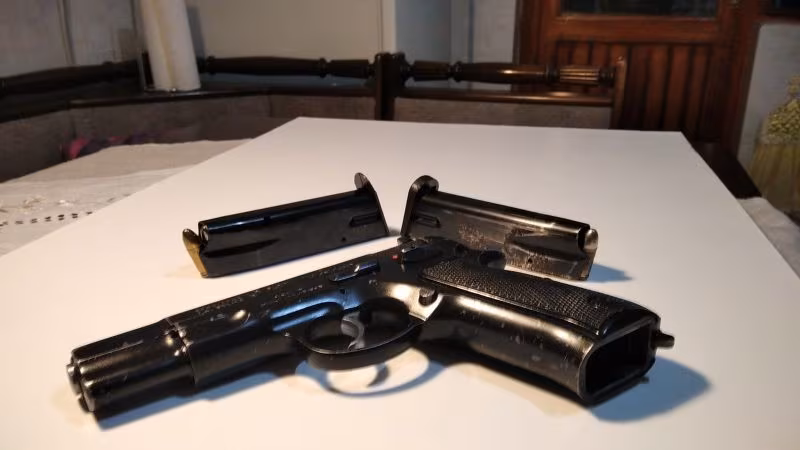 Emekli polisten beylik silahı