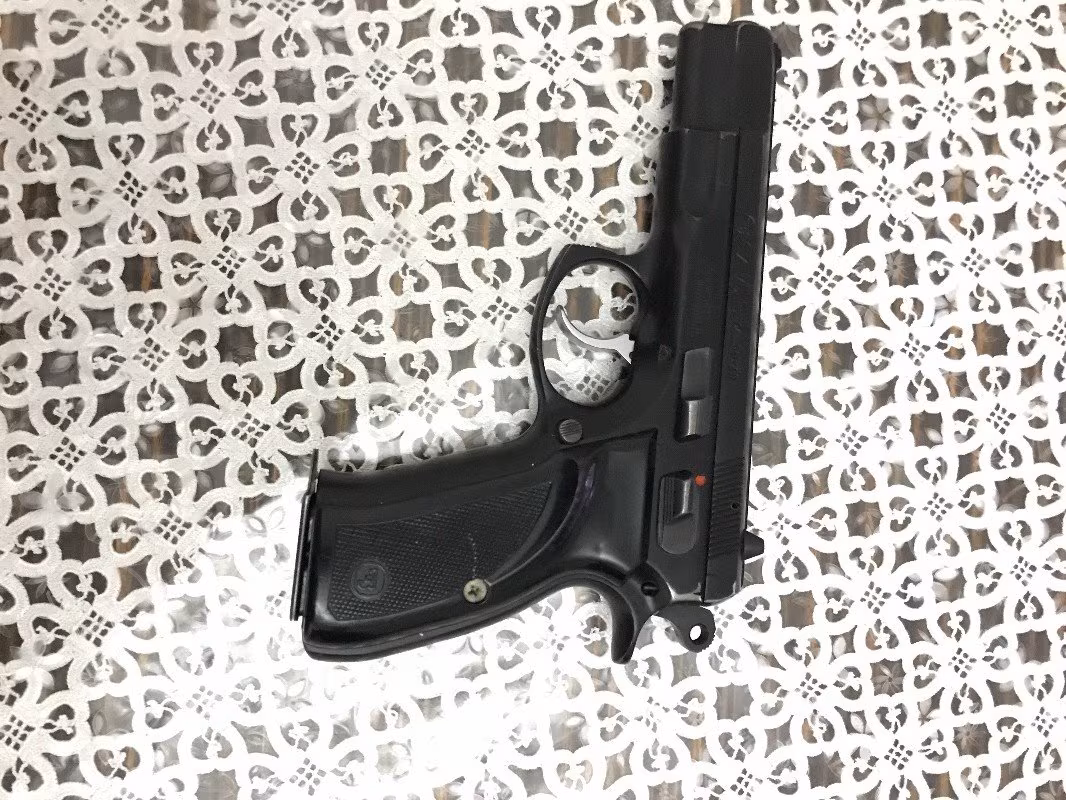 Emekli Polisten Ruhsatlı CZ75 B serisi