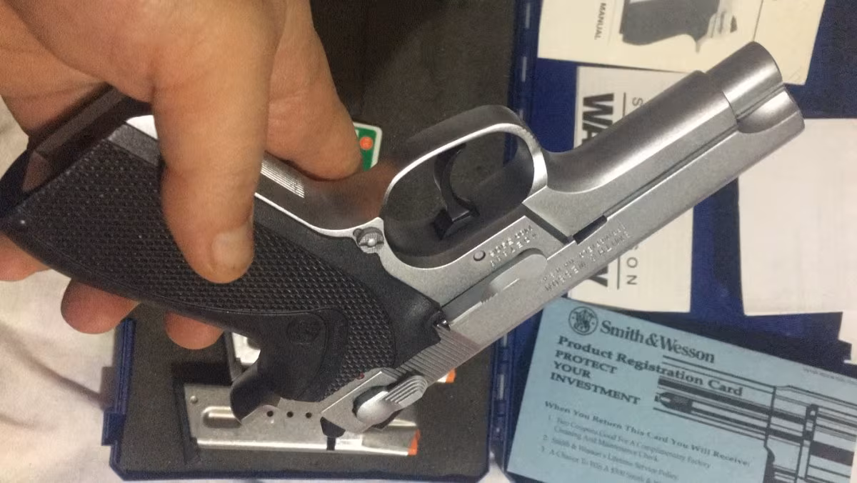 Kutusunda Simith Wesson 59-06