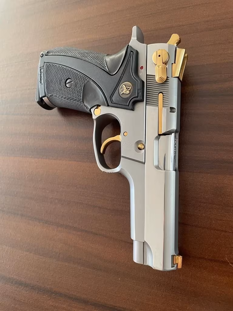 YARGI MENSUBUNUN KOLEKSİYONUNDAN SMİTH WESSON 5906 MODEL SİLAH
