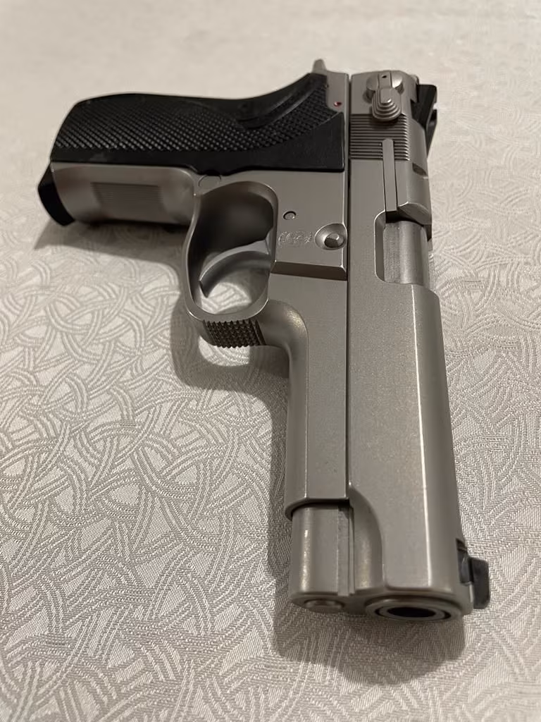 YARGI MENSUBUNUN KOLEKSİYONUNDAN...  Smith Wesson 5906 model silah