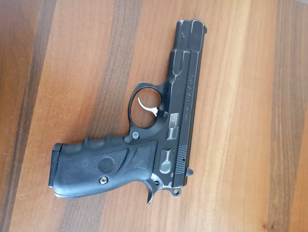 Emekli polisten beylik tabancası