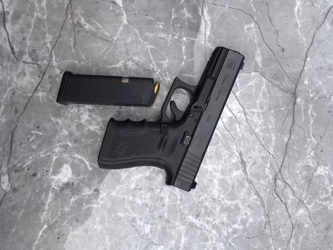 Glock 19 gen4 az kullanılmış sıfır ayarında kutusu ile birlikte verilecektir.