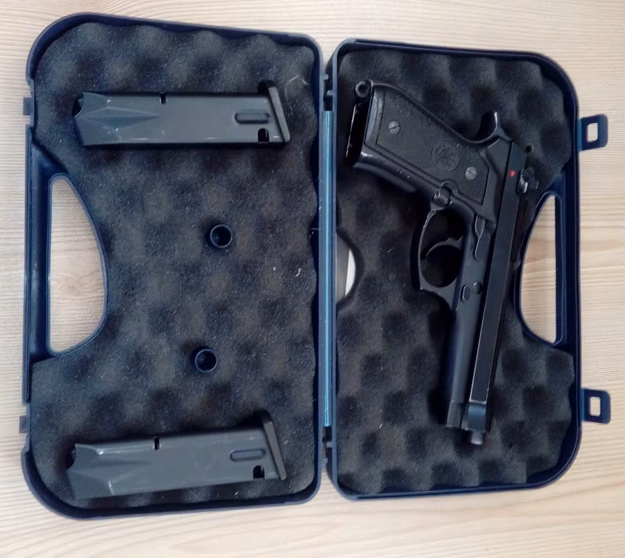 Emniyette kullandığım temiz Beretta FS-92 (Tamamıyla orijinal-Yedek şarjörüyle-Kutusunda)