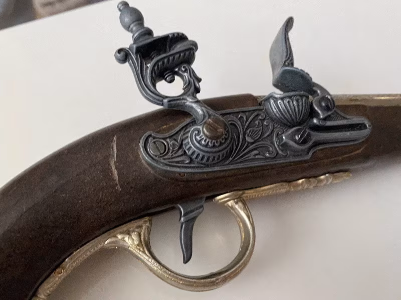 Klasik koleksiyonluk tarihi çakmaklı tabanca