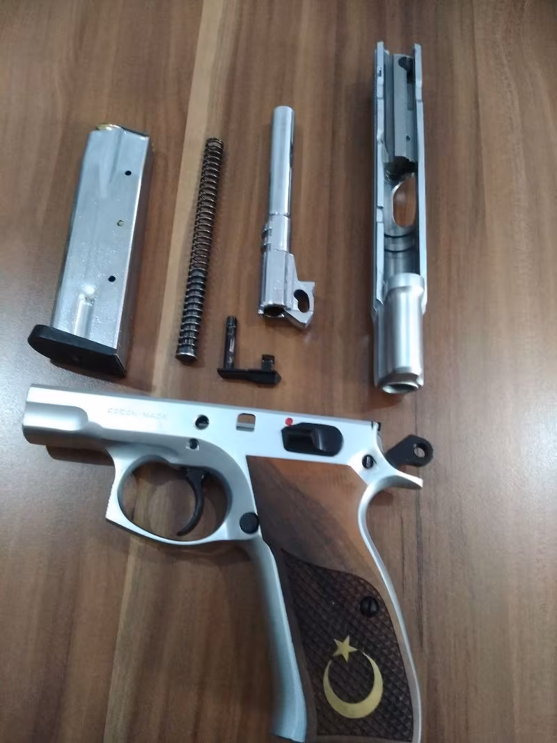 Askeri personelden CZ 75 B Luger