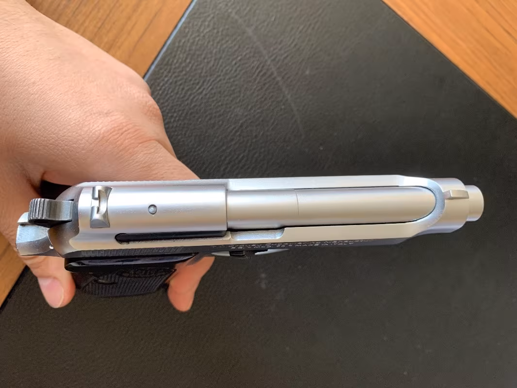 Çok az kullanılmış temiz düğmeli beretta