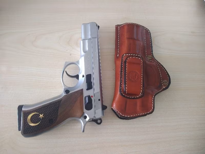 Askeri personelden CZ 75 B Luger