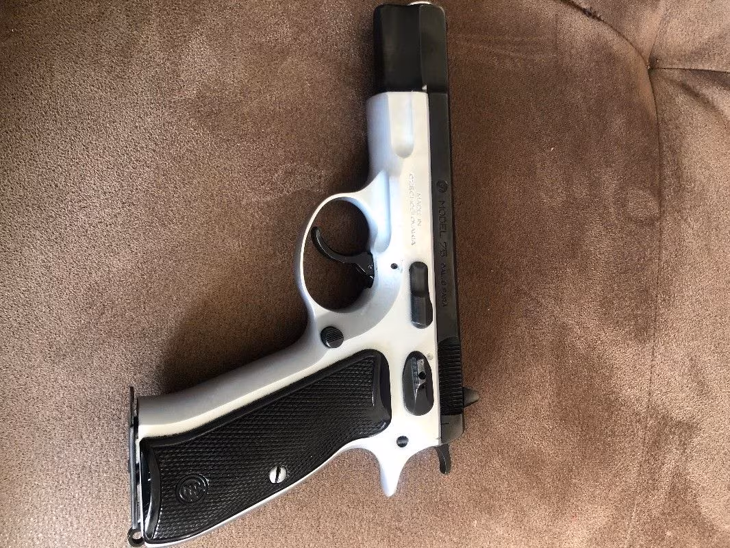 Polis memurundan temiz cz 75