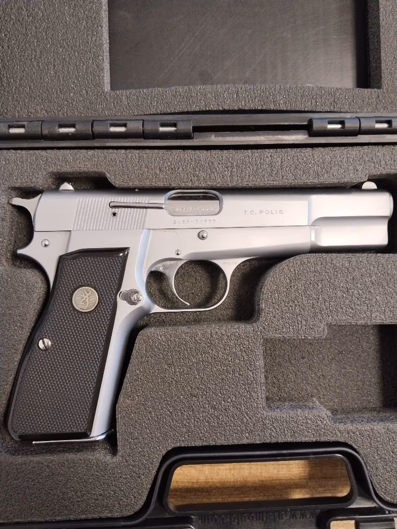 Emniyet mensubu dan Belçika Browning 14. Lü tabanca