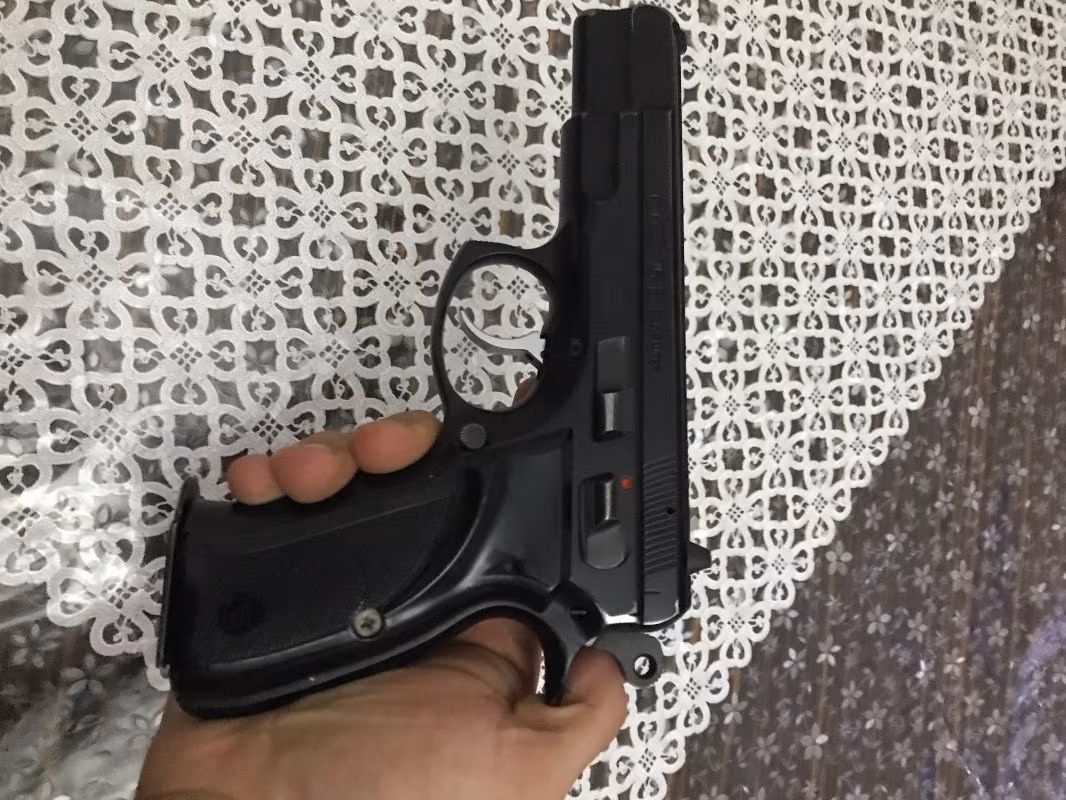 Emekli Polisten Ruhsatlı CZ75 B serisi