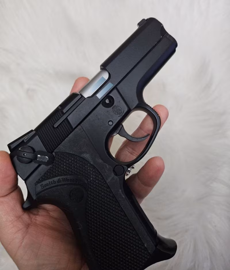 Smith&Wesson 6904. 3,5 inç namlu. 12+1, gizli horuz, sağ ve solda emniyet