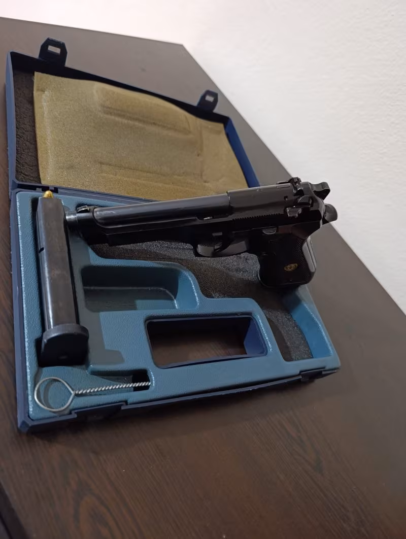 Sıfır ayarında çelik kasada duran bir silah