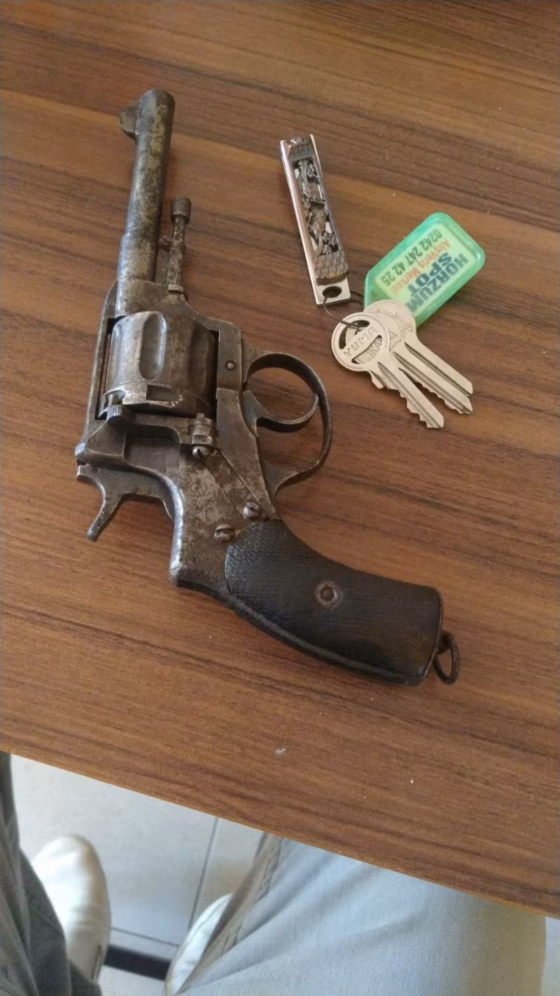 Rus yapımı nagant 1809 yılına ait bir silahtır antika olarak yer almaktadır