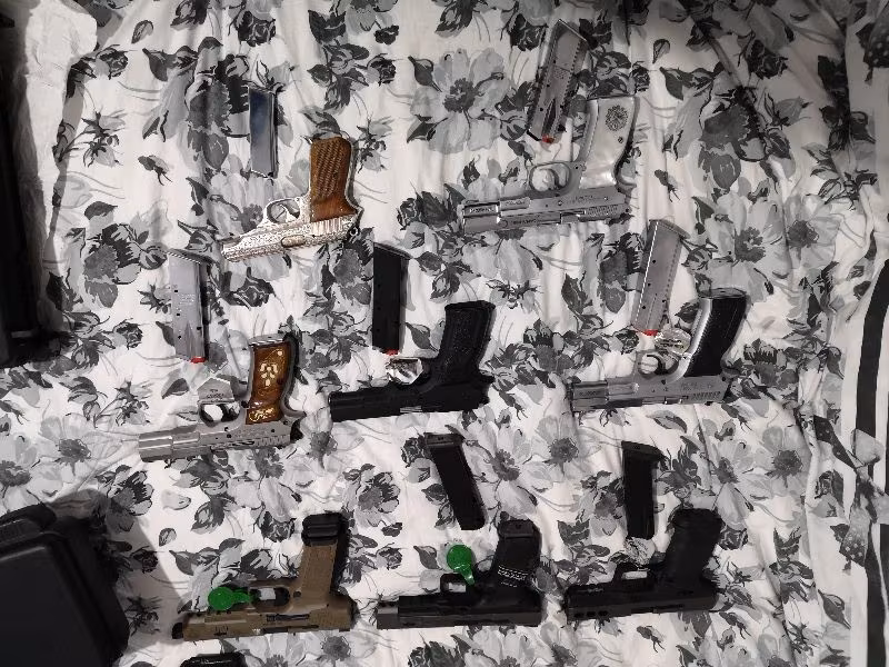 Hastasından 7.65 krom degil hakiki gümüş kaplama ve tıg işlemeli gül agacından kabze li 7.65 birinci sınıf koleksiyonluk bir silah