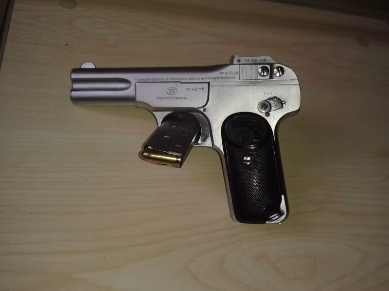 Brovning berevete 7.65 firmanın ilk şarjörlü silahı 1900 yılı