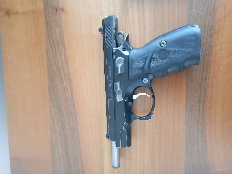 Emekli polisten beylik tabancası