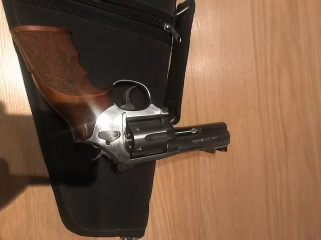Sadece 1 kutu mermi atılmış çok temiz 357magnum 4inch ahşap kabze