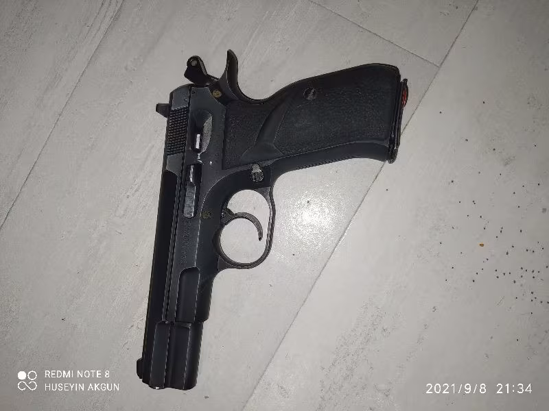 İlk sahibinden toplam 10 şarjör mermi atilmistir