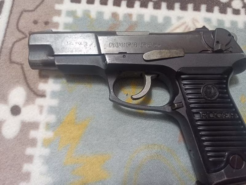 E. Polis memuru dan ruger p85