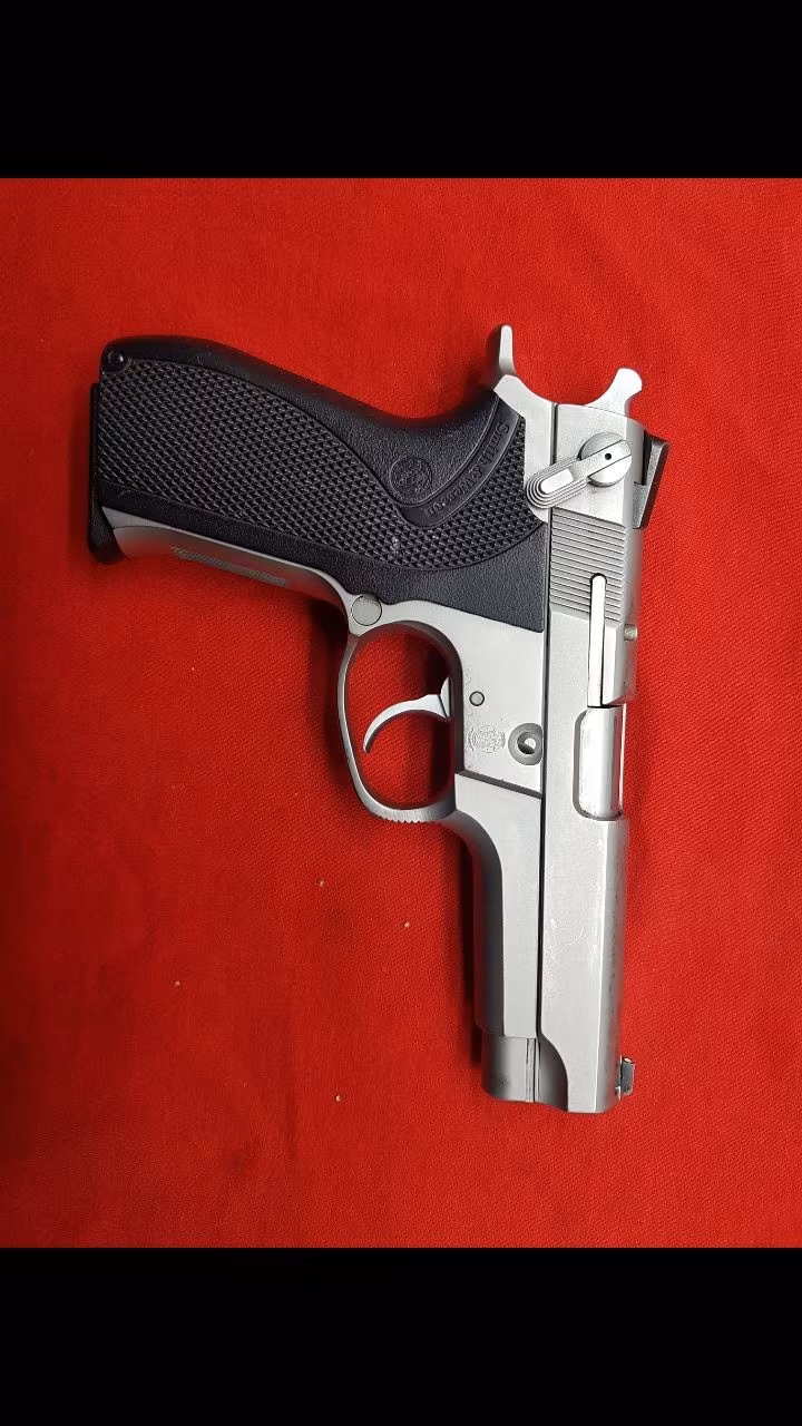 smith wesson 5906 ilk elden beyaz tetik beyaz horoz bile e