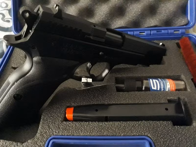 Memurdan etiket üzerinde namludan mermi çıkmamış kutusunda ruhsatlı Sarsılmaz Kılıç 2000 MegaSars