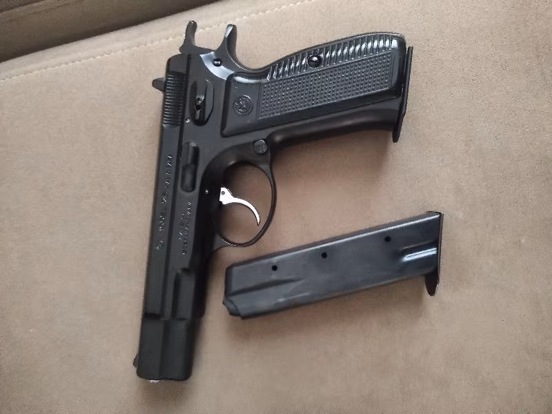 Temiz bakımları yapılmış bir tabancadir