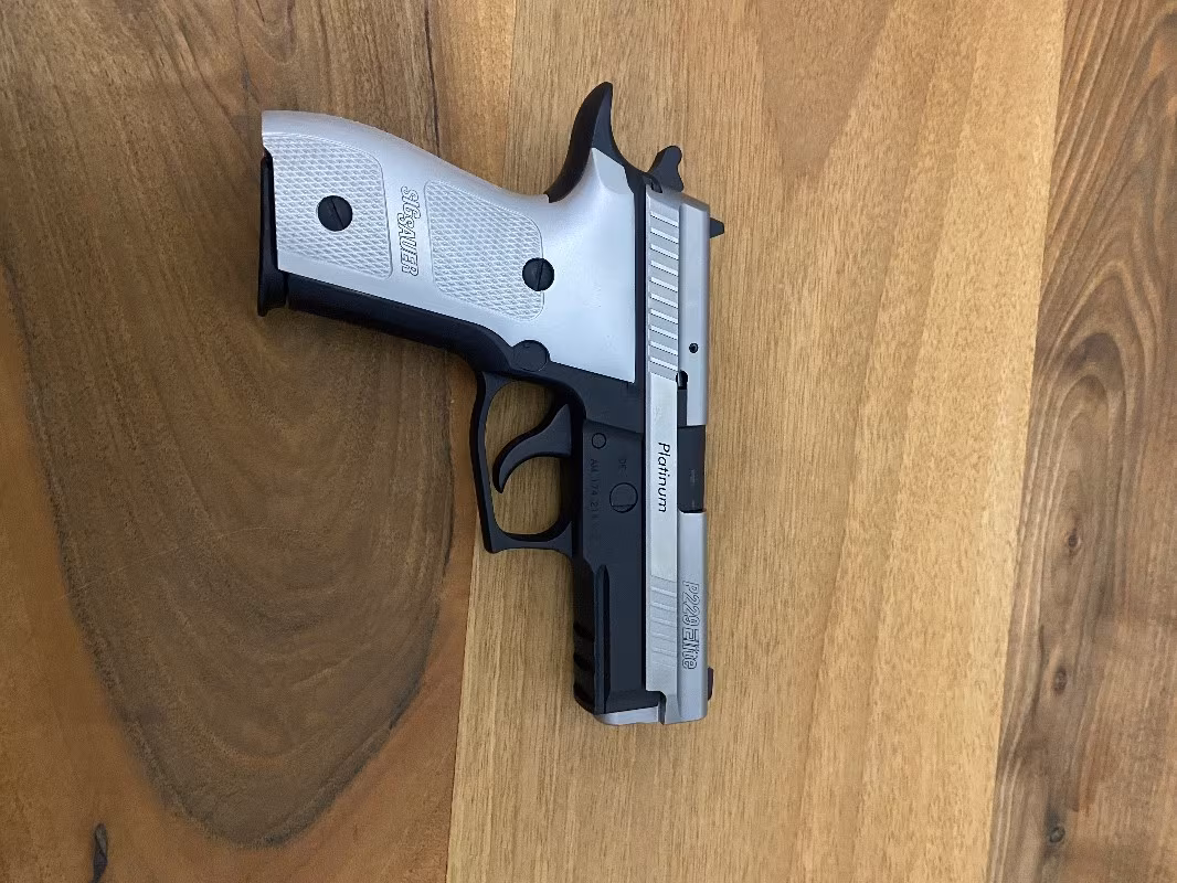 ALMAN MALI.SIFIR.KUTU İÇİ EKSİKSİZ. SİG SAUER P229 PLATİNUM ELİTE MODELİ. 9X19 MM MÜHİMMAT KULLANIR. 131 ŞARJÖR KAPASİTELİ.