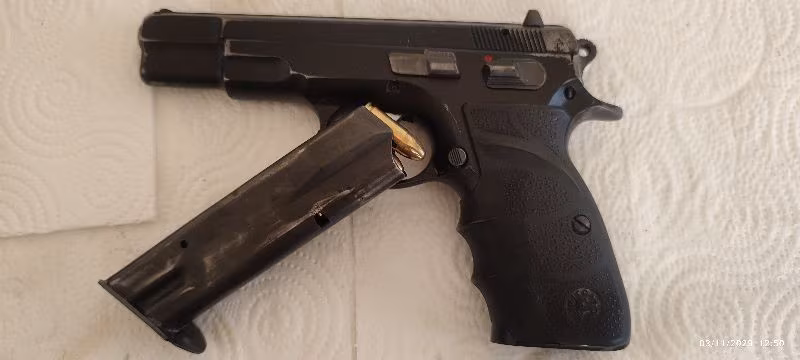 Emekli Polisten Beylik Tabancası