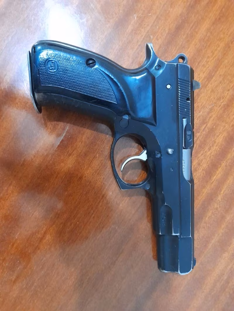 Polisten temiz CZ75A Tabanca