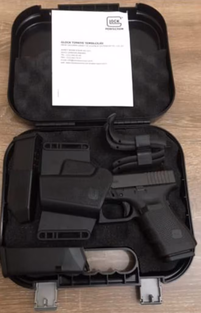 SIFIR GLOCK 19 GEN 4 TABANCA 3 ŞARJÖRLU 2015 ÜRETİMİ 2017 ALINMIŞ ORJİNAL KUYUSUNDA TÜM APARATLARI MEVCUT