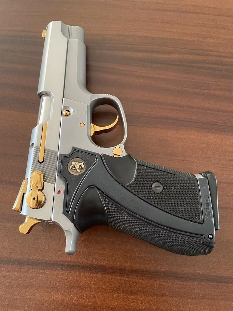 YARGI MENSUBUNUN KOLEKSİYONUNDAN SMİTH WESSON 5906 MODEL SİLAH