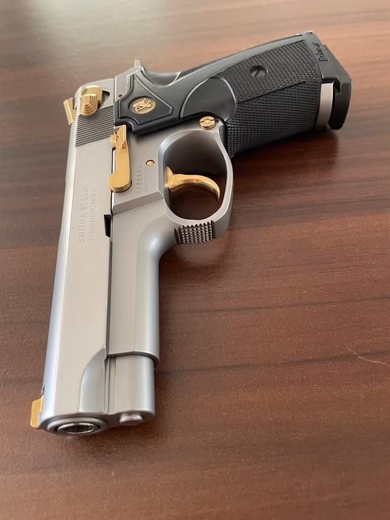 YARGI MENSUBUNUN KOLEKSİYONUNDAN SMİTH WESSON 5906 MODEL SİLAH