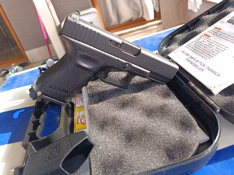 GLOCK 19 GEN TABANCA ÇİZİK YOK TEMİZ AVUSTURYA YAPIMI KUTUSUNDA