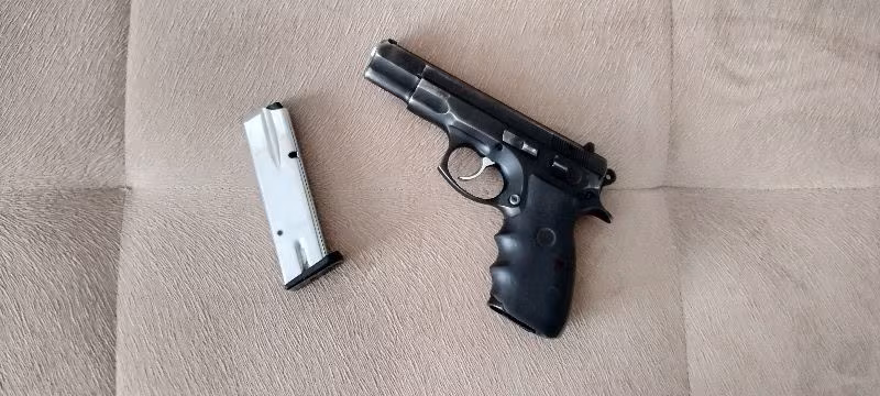 Emekli Bayan Polisten CZ 75