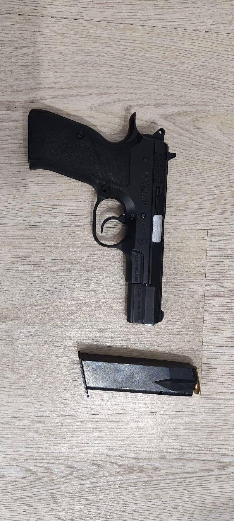 Çok az kullanılmış Sarsılmaz Kılınç 2000 Light