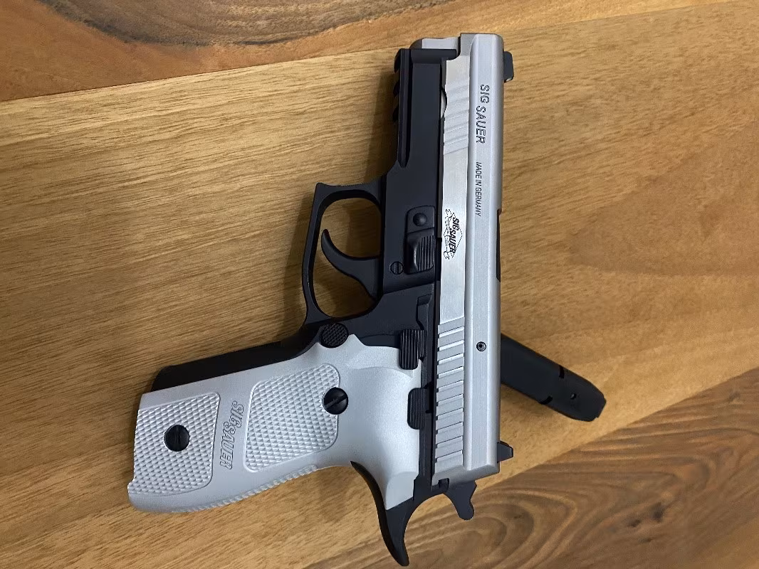 ALMAN MALI.SIFIR.KUTU İÇİ EKSİKSİZ. SİG SAUER P229 PLATİNUM ELİTE MODELİ. 9X19 MM MÜHİMMAT KULLANIR. 131 ŞARJÖR KAPASİTELİ.