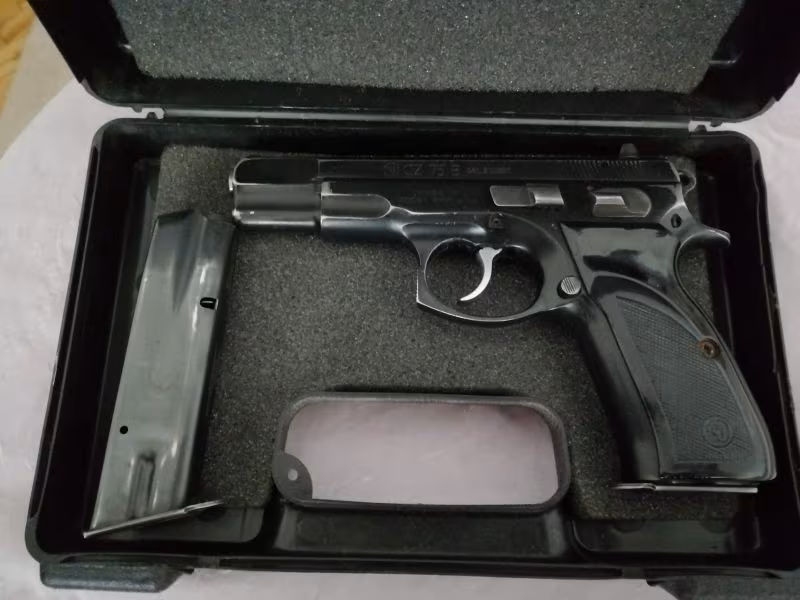EMEKLI POLISTEN CZ 75B