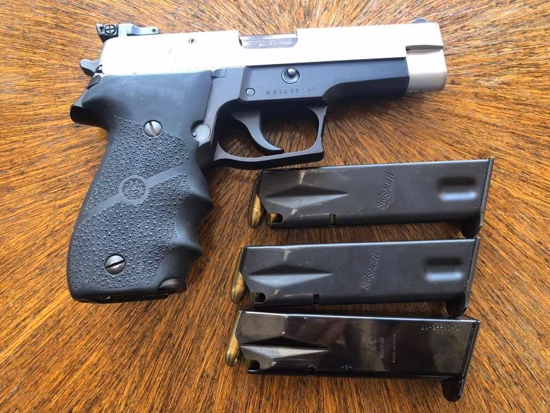 Alman yapımı, kendiliginden lazerli Sig Sauer P226