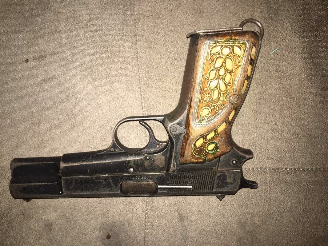 Emekli ruhsatlı polis silahı