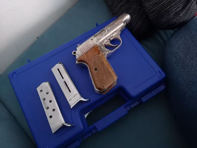 Hastasından 7.65 krom degil hakiki gümüş kaplama ve tıg işlemeli gül agacından kabze li 7.65 birinci sınıf koleksiyonluk bir silah