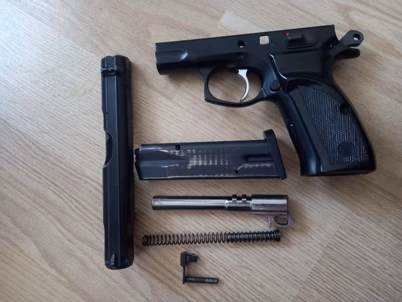 EMEKLİ EMNİYET GÖREVLİSİNDEN RUHSATLI ÇOK AZ ATIŞ YAPILAN TEMİZ 1993 MODEL ORJİNAL SİYAH CZ 75 B